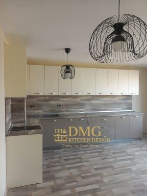 Модерна кухня по поръчка с бели горни шкафове, сиви долни модули и изчистен интериорен дизайн