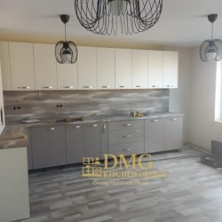 Модерна кухня по поръчка с бели горни шкафове, сиви долни модули и изчистен интериорен дизайн