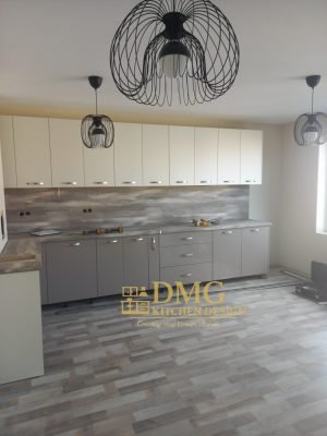 Модерна кухня по поръчка с бели горни шкафове, сиви долни модули и изчистен интериорен дизайн