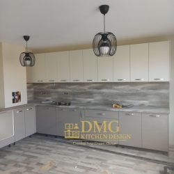 Минималстична кухня по индивидуален проект със сиви шкафове, бял фронт и функционално разпредение