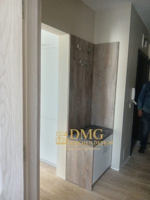 модерно антре с вградени мебели по поръчка, шкаф за обувки, закачални и пейка