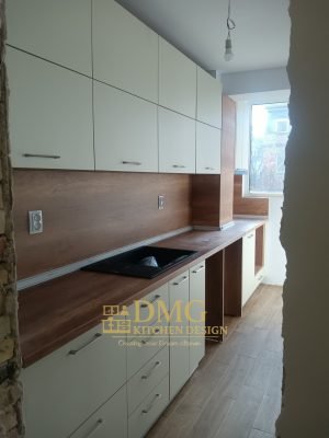 Функционална кухня по поръчка с удължени шкафове до тавана , бежови фронтове и дървесни елементи - DMG Kitchen Design