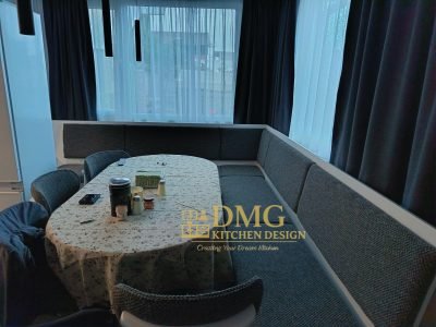 Трапезен кът с мека мебел по поръчка, тапицирана пейка и маса в съвременен интериор