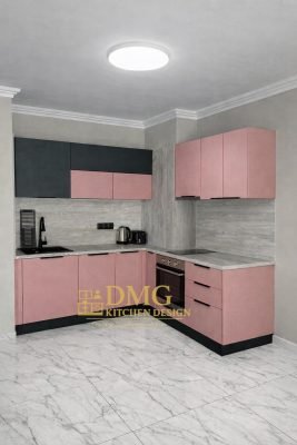 Модерна Г-образна кухня с розови матови шкафове, черни горни модули