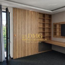 Модерно обзавеждане за хотелска стая с вграден хладилник, работна маса и декоративно пано