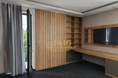 Модерно обзавеждане за хотелска стая с вграден хладилник, работна маса и декоративно пано