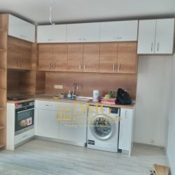 Модерна кухна по поръчка с бели гланцови шкафове , дървесен декор и вградени електроуреди