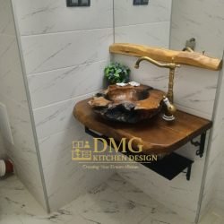 Дизайнерска мивка от масивно дърво с месингов смесител в модерна баня