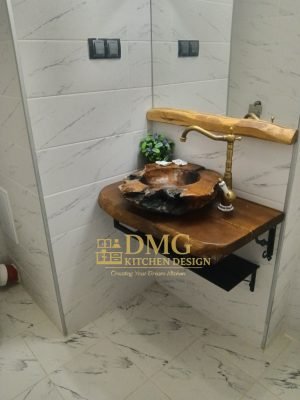 Дизайнерска мивка от масивно дърво с месингов смесител в модерна баня