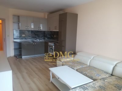 Модерна кухня по поръчка с гланцови MDF врати и HPL плот