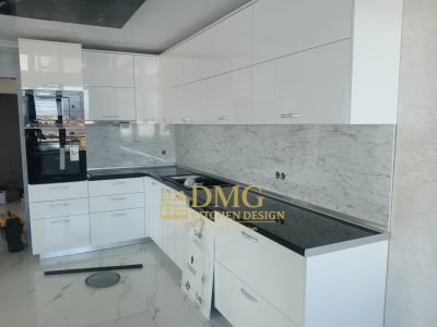 Бяла гланцова кухня по поръчка с MDF врати и HPL плот