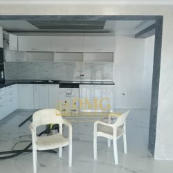 Модерна бяла гланцова кухня по поръчка с MDF врати и HPL плот