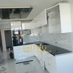 Модерна бяла гланцова кухня по поръчка с MDF врати и HPL плот