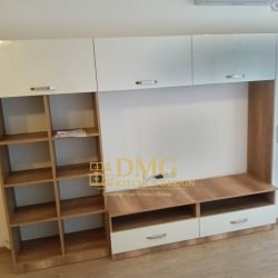 Модулна секция по поръчка с бели МДФ врати и дрвесен декор, отворени рафтове и шкафове