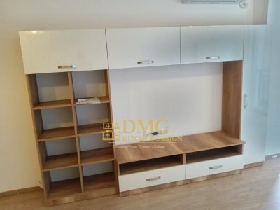 Модулна секция по поръчка с бели МДФ врати и дрвесен декор, отворени рафтове и шкафове