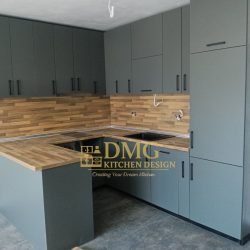 Модерна кухня по поръчка с мат сиви MDF врати, дървесен стил плот и гръб - П - образна къхняи