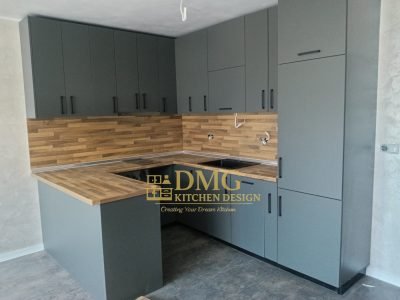 Модерна кухня по поръчка с мат сиви MDF врати, дървесен стил плот и гръб - П - образна къхняи 