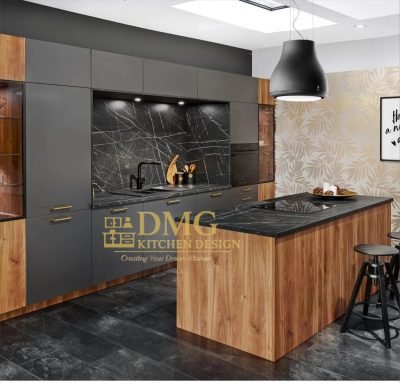 модерна кухня с остров графит и дърво