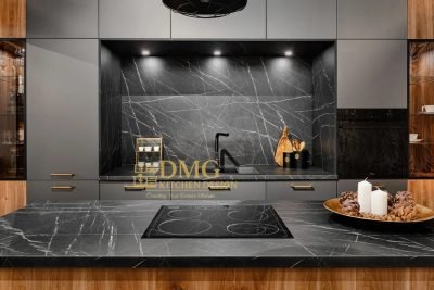 Кухненски гръб чевен мрамор с LED осветление и антрацит вратички