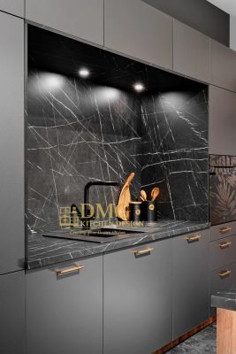 Черна мивка и смесител с мраморен гръб в модерна кухня по поръчка 