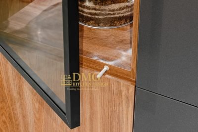 стъклена витрина с дурвесен декор в модерна кухня по поръчка