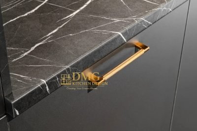 златиста дръжка и черен мраморен плот, детайлот модерна кухня 