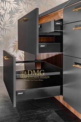 чекмеджете Blum с плавно затваряне в модерна кухня по поръчка