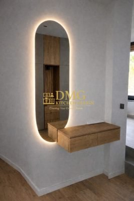 LED огледало за антре с овална форма и индиректно осветление