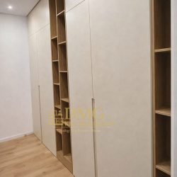 Модерен и функционален гардероб по поръчка за спалня