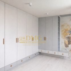 Стилен и модерен гардероб за детска стая с практично и функционално вътрешно разпределение