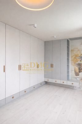 Стилен и модерен гардероб за детска стая с практично и функционално вътрешно разпределение