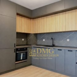 Модерна кухня по поръчка с тъмносиви матови шкафове, дървесни горни елементи и каменен гръб