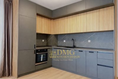 Модерна кухня по поръчка с тъмносиви матови шкафове, дървесни горни елементи и каменен гръб