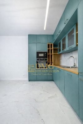 Модерна тюркоазена кухня с матови МДФ врати, дървесен плот и мраморен гръб, Г-образно разположение