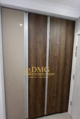 Мебели за хотелска стая по поръчка – ТВ шкаф с място за телевизор и гардероб 