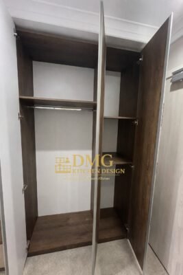 Мебели за хотелска стая по поръчка – ТВ шкаф с място за телевизор и гардероб 