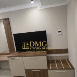 Мебели за хотелска стая по поръчка – ТВ шкаф с място за телевизор и гардероб