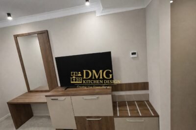 Мебели за хотелска стая по поръчка – ТВ шкаф с място за телевизор и гардероб 