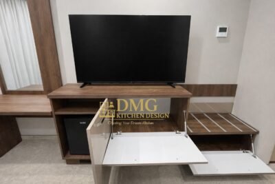 Мебели за хотелска стая по поръчка – ТВ шкаф с място за телевизор и гардероб 