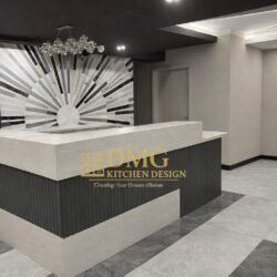 Модерна хотелска рецепция по поръчка с декоративна каменна стена и MDF облицовка