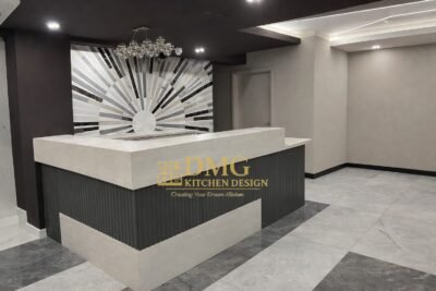 Модерна хотелска рецепция по поръчка с декоративна MDF облицовка