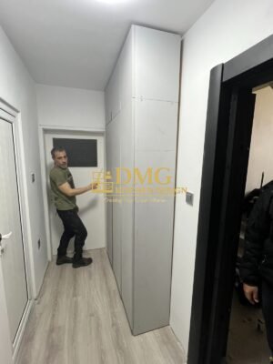 Монтаж на гардероб по поръчка в тесен коридор с височина до тавана