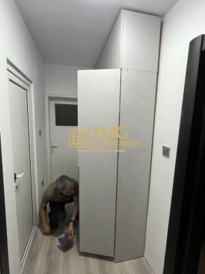 Изработка и монтаж на гардероб по поръчка в тесен коридор