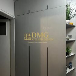 Модерен гардероб по поръчка за тесен коридор с височина до тавана и декоративни ъглови рафтове за съхранение и декорация