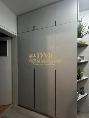 Модерен гардероб по поръчка за тесен коридор с височина до тавана и декоративни ъглови рафтове за съхранение и декорация