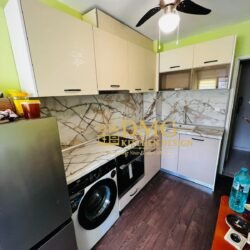 Малка ъглова компактна кухня по поръчка в Бургас крем и мраморен плот.