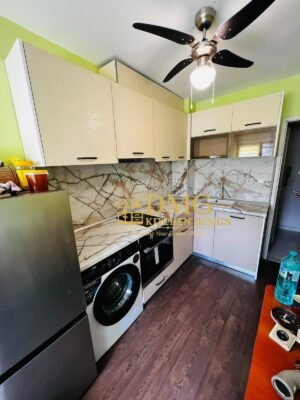 Малка ъглова компактна кухня по поръчка в Бургас крем и мраморен плот.